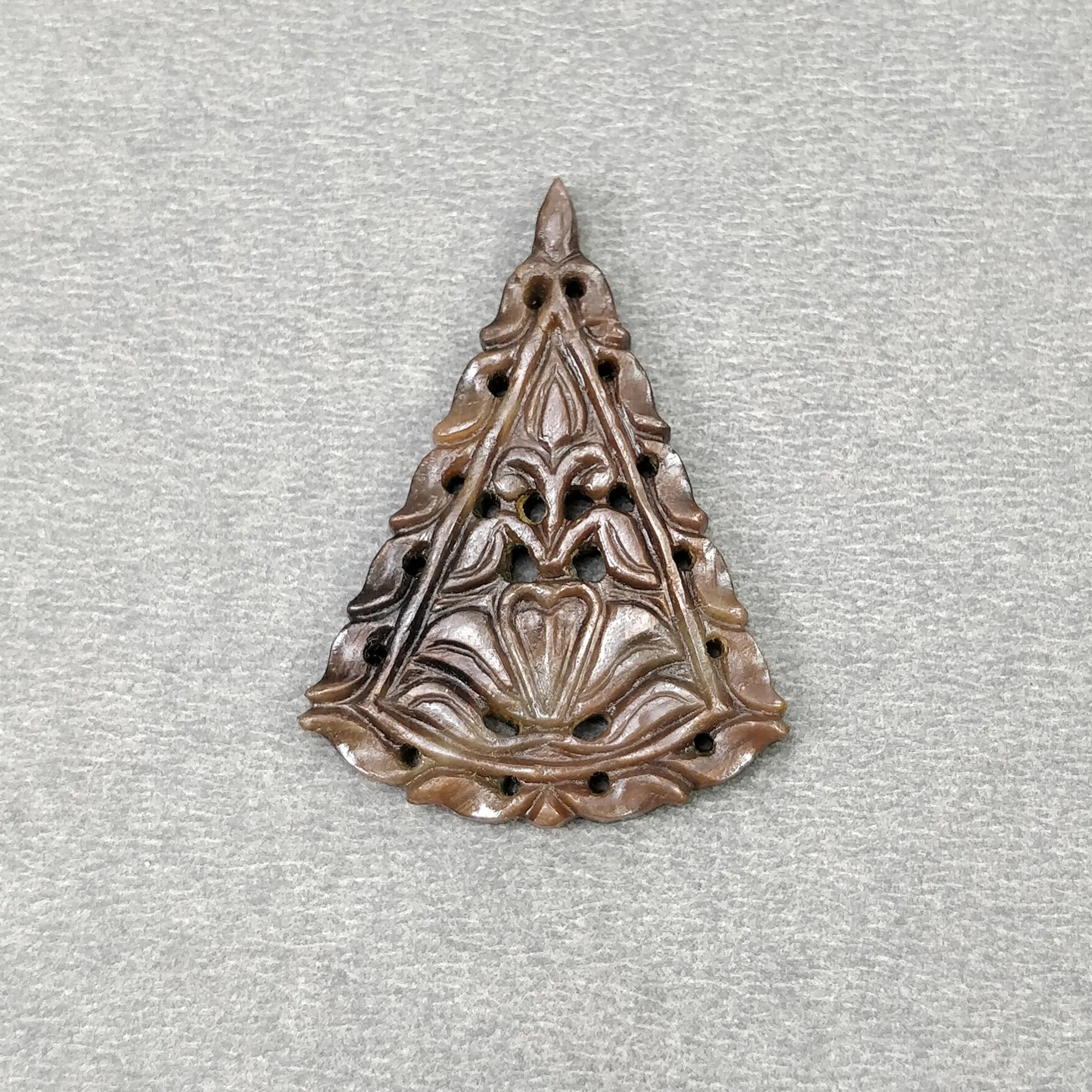 GOLDEN BROWN Chocolate SAPPHIRE Gemstone Carving : 22.31cts Natural Untreated Sapphire Gemstone Hand Carved Triangle 36*26mm 1Pc For Pendant (With Video)